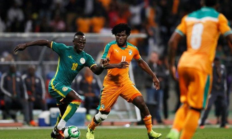 Senegal's forward Sadio Mane (C) vies with Ivory Coast's midfielder Franck Kessie (R) during the friendly football match Ivory Coast vs Senegal, on March 27, 2017, at the Charlety Stadium in Paris