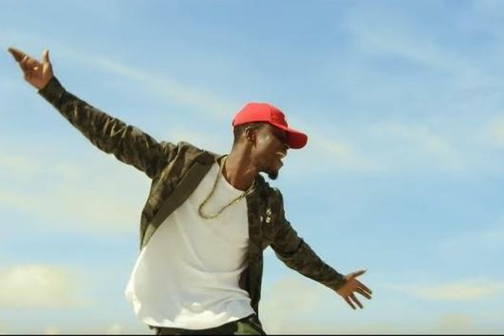 E.L in "Kaa Bu Ame" music video