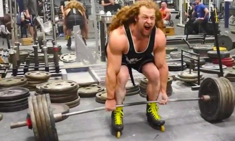 Jujimufu carries 495 pounds wearing rollerblades
