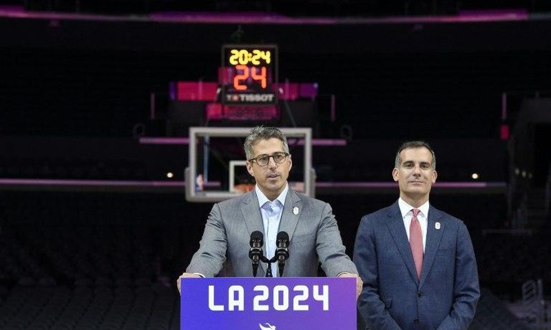 LA 2024 Chairman Casey Wasserman (L) and Los Angeles Mayor Eric Garcetti hold a news conference in May 2017