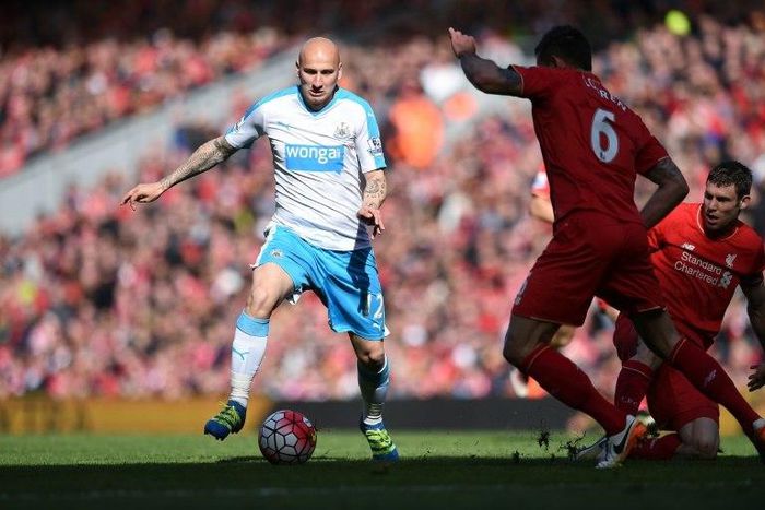 Newcastle United's midfielder Jonjo Shelvey (L) runs with the ball during the English Premier League football match between Liverpool and Newcastle United