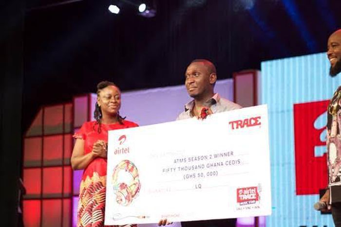 Moses Ugheighele still receives his prize from Rosy Fynn, Marketing Director, Airtel Ghana.