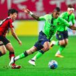 Jeonbuk Hyundai Motors' Ricardo Lopes (R) fights for the ball with FC Seoul's Go Yo-Han during their AFC Champions League semi-final second leg match, in Seoul, on October 19, 2016