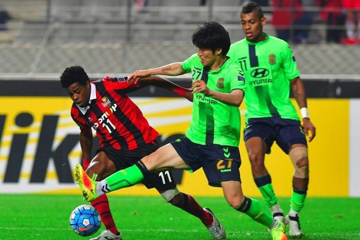 Jeonbuk's Kim Chang-Soo (centre) tackles Seoul's Carlos Adriano (left) during their AFC Champions League semi-final second leg in Seoul on October 19, 2016