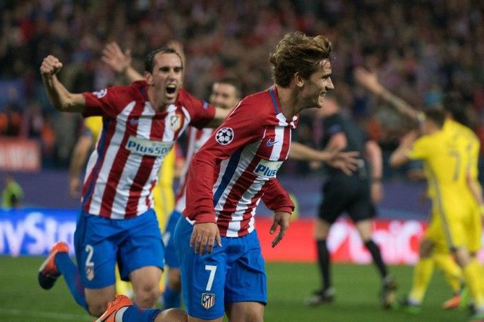 Atletico Madrid's French forward Antoine Griezmann (R) celebrates after scoring against FC Rostov in Madrid, on November 1, 2016