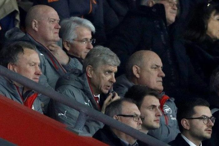 Arsene Wenger (centre) gives instructions to the dugout during Arsenal's FA Cup game against Southampton at St Mary's on January 28, 2017