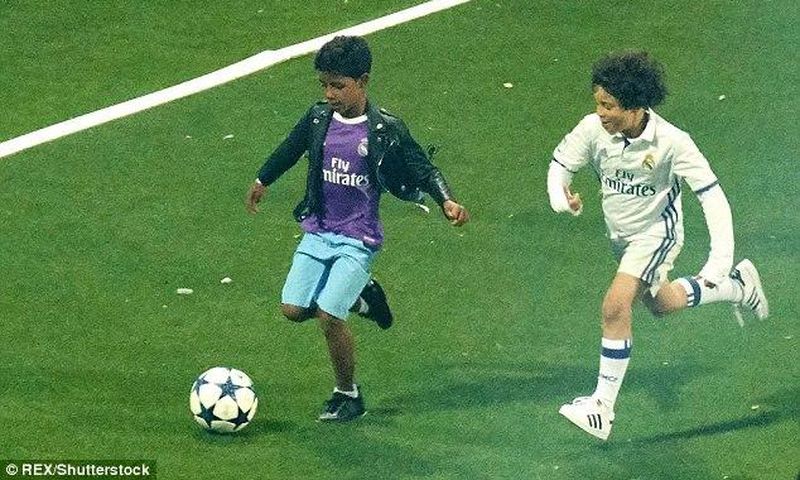 ___6793273___https:______static.pulse.com.gh___webservice___escenic___binary___6793273___2017___6___6___17___411C3B0200000578-4572904-Ronaldo_Jnr_showed_off_skills_reminiscent_of_his_father_s_during-a-3_1496661017350_1