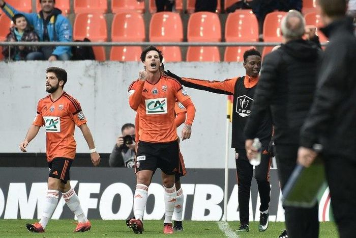 Lorient's forward Jeremie Aliadiere (C) reacts after scoring a goal against Nice on January 8, 2017