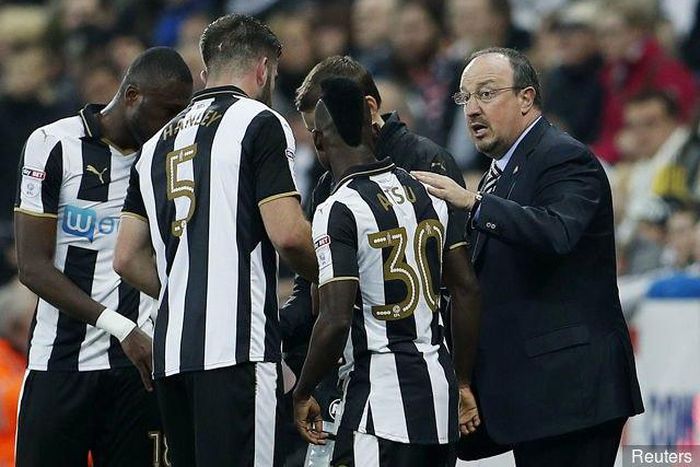 ___5715127___https:______static.pulse.com.gh___webservice___escenic___binary___5715127___2016___11___6___7___Atsu-with-Toons-manager-Benitez_1