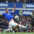 Chelsea's midfielder Pedro (R) scores against Everton on April 30, 2017