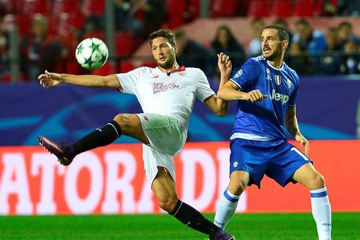 Sevilla's forward Franco Vazquez (L) clashes with Juventus' defender Leonardo Bonucci on November 22, 2016