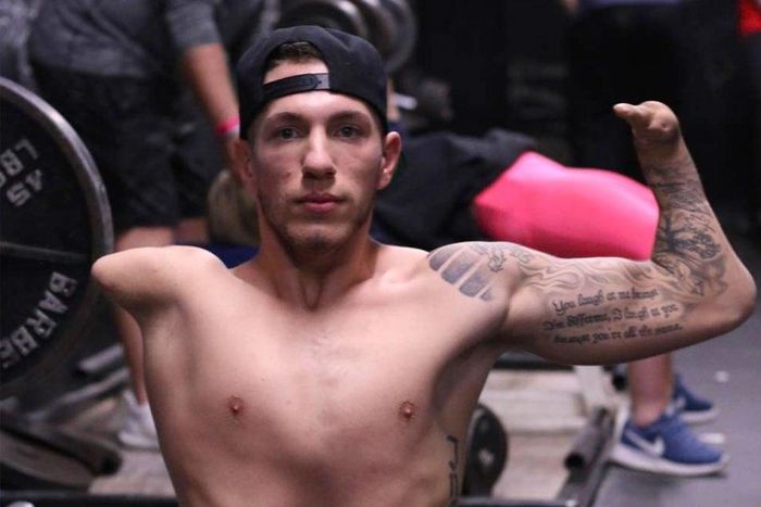 Man born without legs and one arm crushes it in the gym.