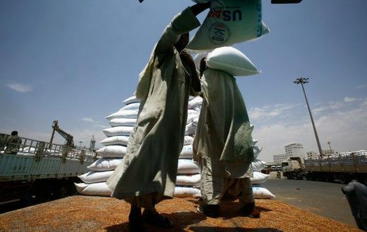 Dockers unload a US aid shipment at Port Sudan on the Red Sea coast, on May 5, 2016 