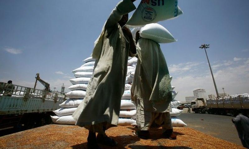 Dockers unload a US aid shipment at Port Sudan on the Red Sea coast, on May 5, 2016 