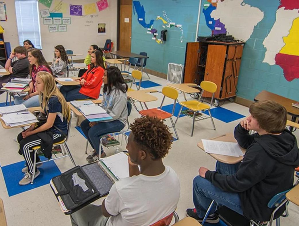 19-year-old sues school after graduating without knowing how to read or write