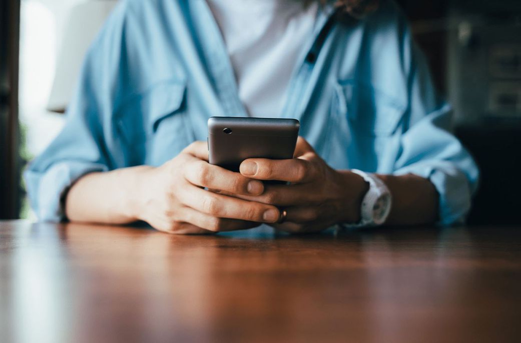 5 text messaging green flags that show someone is worth your time