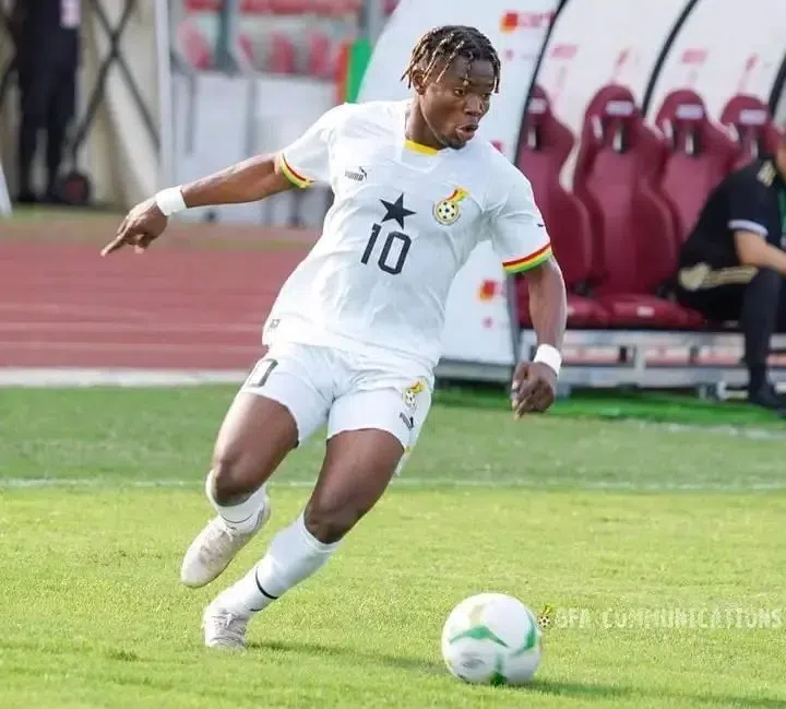 Black Stars winger Fatawu Issahaku raps on street to raise money for needy (Video)