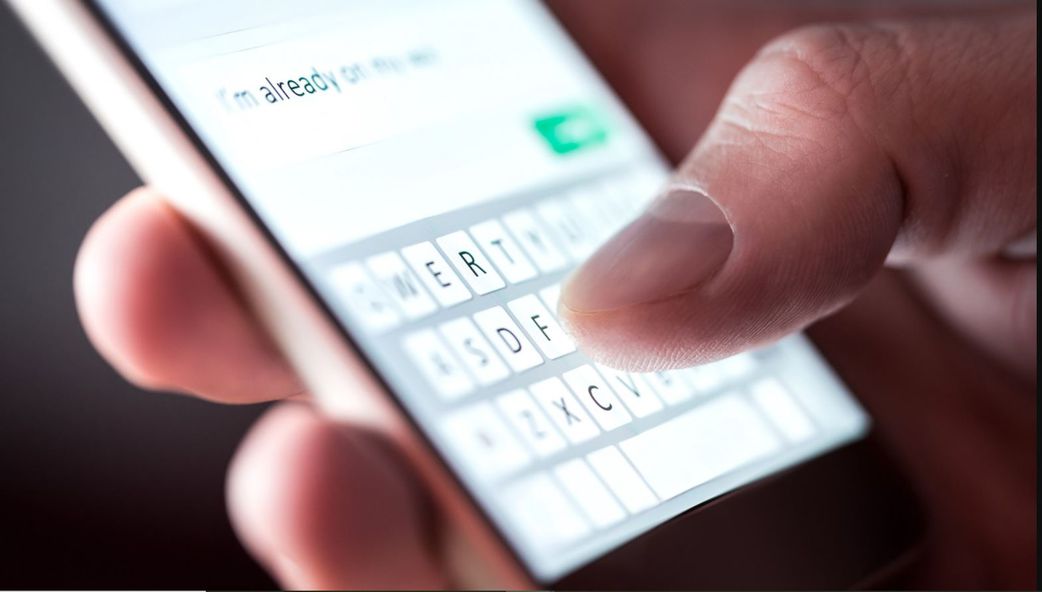 5 text messaging green flags that show someone is worth your time
