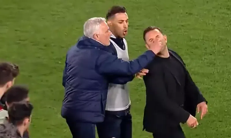 Mourinho warned by Fenerbache after pinching nose of Galatasaray coach