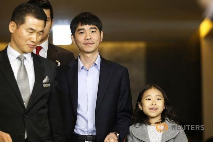 Google AI beats South Korean Go pro, ends series 4-1