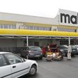 Shoppers load their goods into a car outside a Makro branch of South African retailer Massmart in Cape Town May 31, 2011. REUTERS/Mike Hutchings