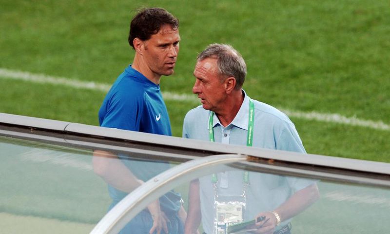 ___4846497___https:______static.pulse.com.gh___webservice___escenic___binary___4846497___2016___3___25___17___van-basten-cruyff-cropped_48uqa8lqpwy011gbwe2rhj0j1