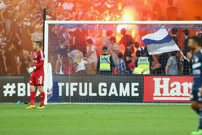 ___4686154___https:______static.pulse.com.gh___webservice___escenic___binary___4686154___2016___2___15___11___melbournevictoryfans-cropped_1r7ezgtjrghqh127fkr97olgxx