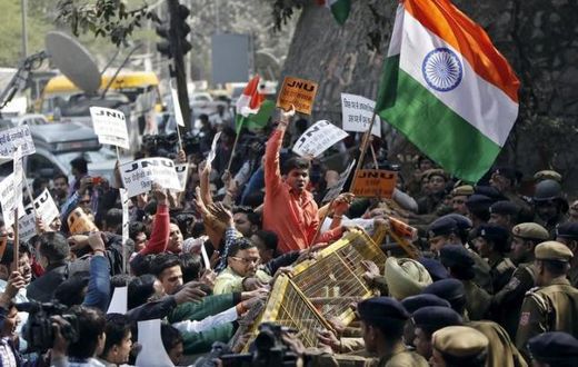 Fighting outside Indian court hearing student sedition case
