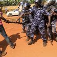 A supporter of Uganda's former Prime Minister Amama Mbabazi wrestles with the gun of a policeman, as riot police disperse a gathering in Jinja town in eastern Uganda September 10, 2015.  REUTERS/James Akena