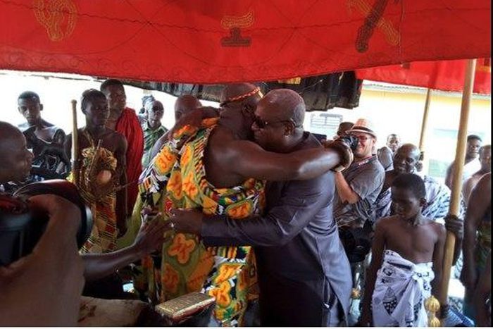 Akwamufie Chiefs and residents receive President Mahama