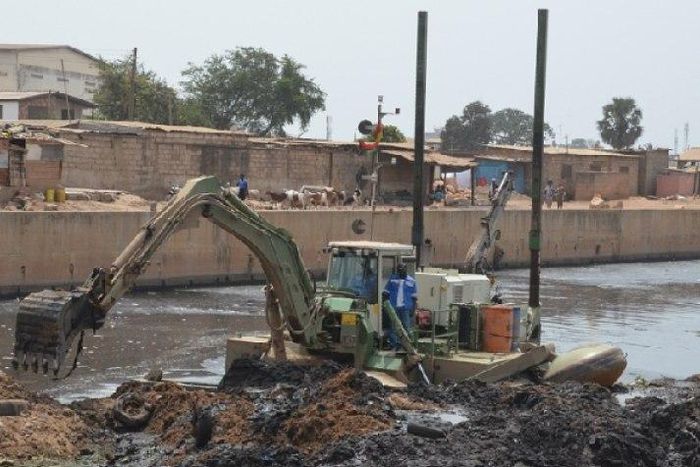 A machine dredging the Korle lagoon