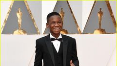 Abraham Attah gives thumb up on the 2016 Oscars red carpet