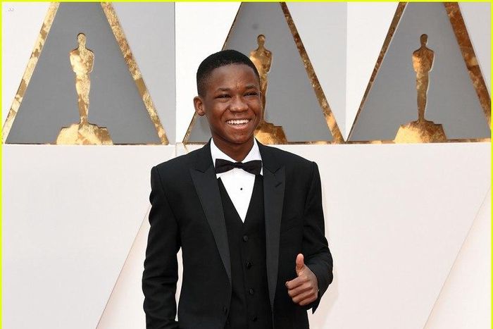 Abraham Attah gives thumb up on the 2016 Oscars red carpet