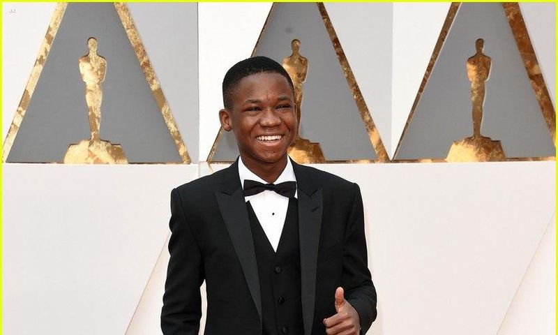 Abraham Attah gives thumb up on the 2016 Oscars red carpet