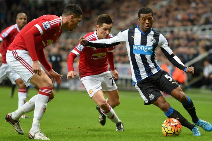 ___4554064___https:______static.pulse.com.gh___webservice___escenic___binary___4554064___2016___1___13___16___chris-smalling-gini-wijnaldum-cropped_eovhvnhvyqvk1gjzyvav42thj_1