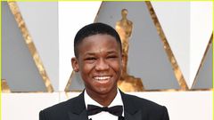 Abraham Attah gives thumb up on the 2016 Oscars red carpet