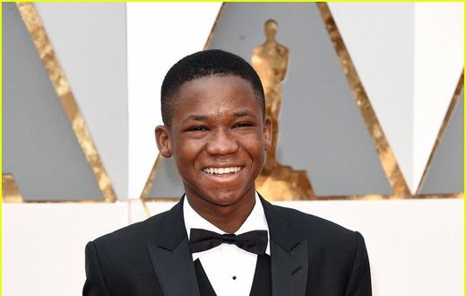 Abraham Attah gives thumb up on the 2016 Oscars red carpet