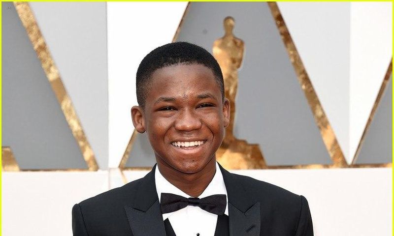Abraham Attah gives thumb up on the 2016 Oscars red carpet