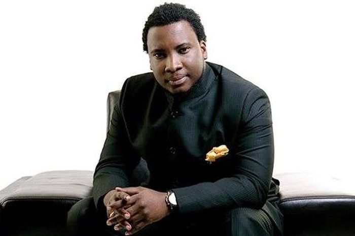 Sonnie Badu poses