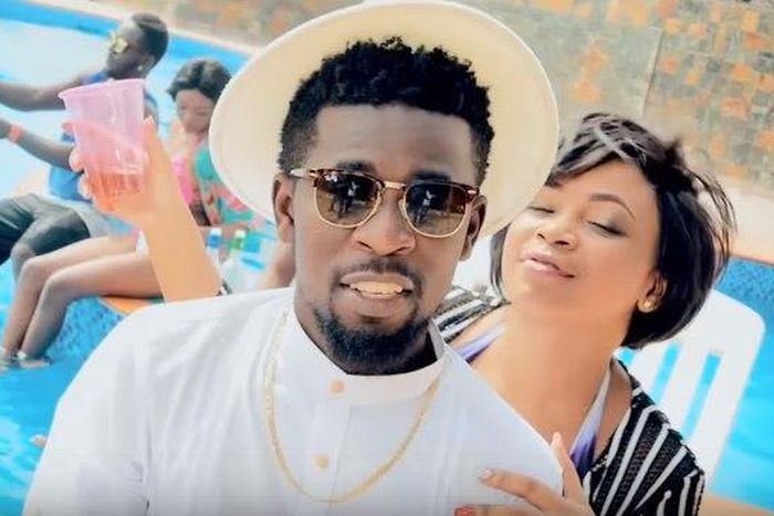Bisa Kdei [a scene in the 'Ghana Mmaa' music video]