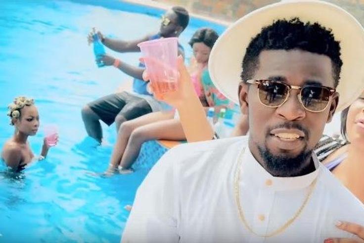 Bisa Kdei [a scene in the 'Ghana Mmaa' music video]