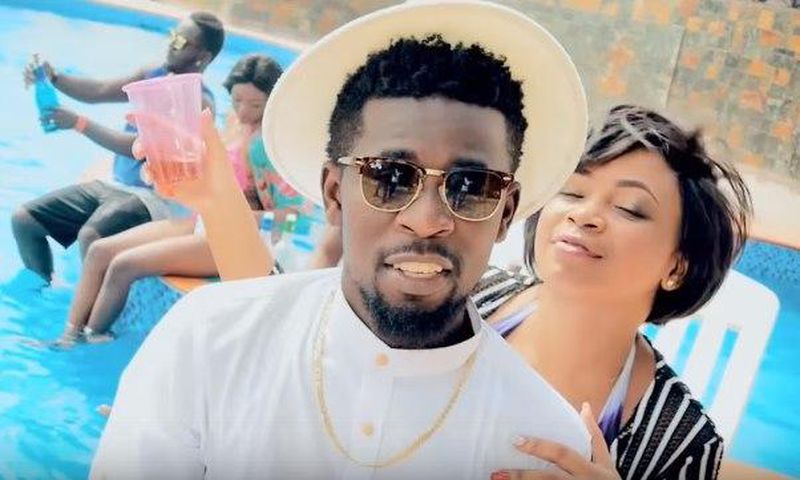 Bisa Kdei [a scene in the 'Ghana Mmaa' music video]