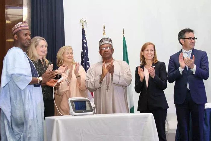 Nigeria’s minister of state Dr Osagie Ehanire, Executive Director of the National Primary Health Care Development Agency (NPHCDA) Dr. Ado Mohammed, GE chairman and chief executive officer Jeffery Immelt and others at the launch.