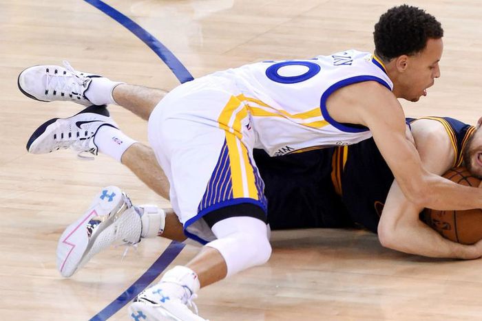 ___4726972___https:______static.pulse.com.gh___webservice___escenic___binary___4726972___2016___2___25___12___matthewdellavedovastephencurry-cropped_1h98t3hme5m661newobx97rcsd_2