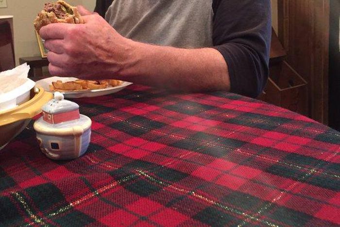 Grandpa goes viral on Twitter after he was abandoned by his grandkids