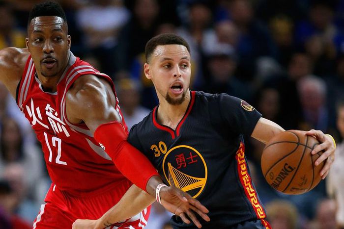 ___4668219___https:______static.pulse.com.gh___webservice___escenic___binary___4668219___2016___2___10___13___stephencurrydwighthoward-cropped_wc5l3nuatjgh10b4aqtg3b28p