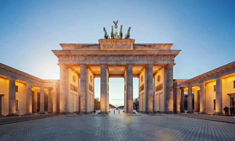 ___4558293___https:______static.pulse.com.gh___webservice___escenic___binary___4558293___2016___1___14___13___brandenburg-gate-berlin-GettyRF-1500-cs