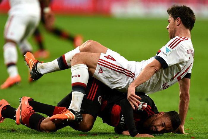 ___4656029___https:______static.pulse.com.gh___webservice___escenic___binary___4656029___2016___2___7___0___xabi-alonso-karim-bellarabi-cropped_zxdtc7sdfoko1cqdrd9rdo2tf_2