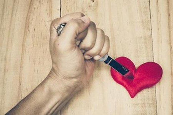 Woman murders boyfriend, cuts out his heart