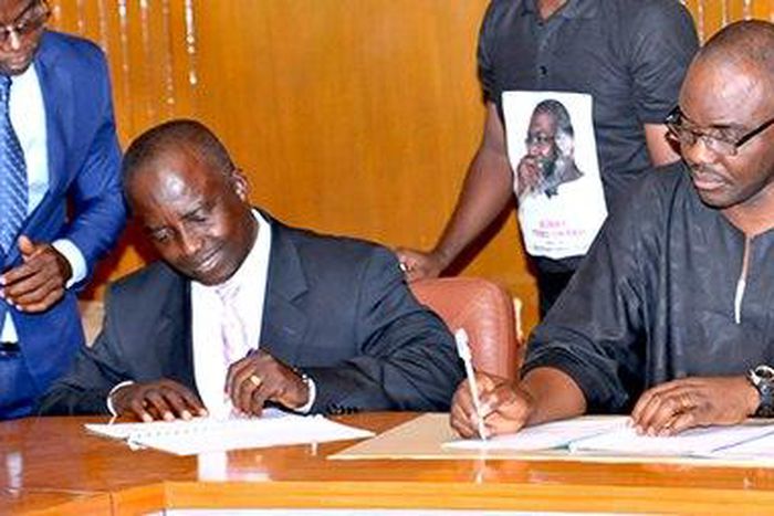Prof. William Otoo Ellis, VC, KNUST (right) & Mr. Kwame Tweneboa Kodua, President & CEO, Desert Lion Group (left)signing the agreement.